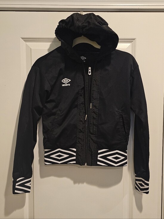 Umbro Other - Umbro High Quality Heavy Mesh Soccer Windbreaker Xs Black And White
